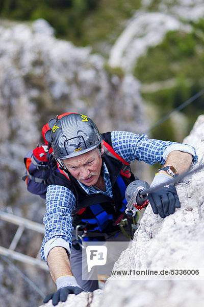 Kletterer im Stevia-Klettersteig im Langental  Gröden  Dolomiten  Südtirol  Italien  Europa