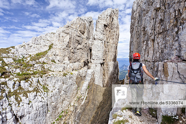 Bergsteigerin bei der Latemarüberschreitung  Klettersteig  Dolomiten  Südtirol  Italien  Europa