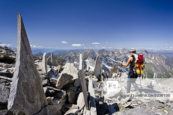 Bergsteiger beim Abstieg vom Hochfeiler  Ausblick auf Pfitschertal und Wipptal  Südtirol  Italien  Europa