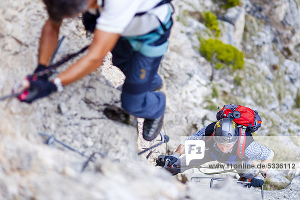Kletterer im Stevia-Klettersteig im Langental  Gröden  Dolomiten  Südtirol  Italien  Europa