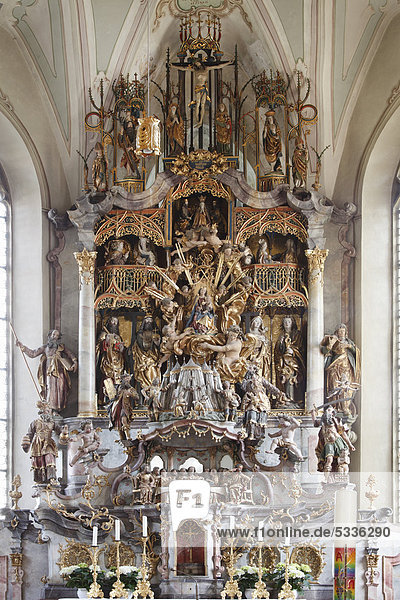 Hochaltar in Wallfahrtskirche Hl. Kreuz in Maria Rain  Gemeinde Oy-Mittelberg  Oberallgäu  Allgäu  Schwaben  Bayern  Deutschland  Europa
