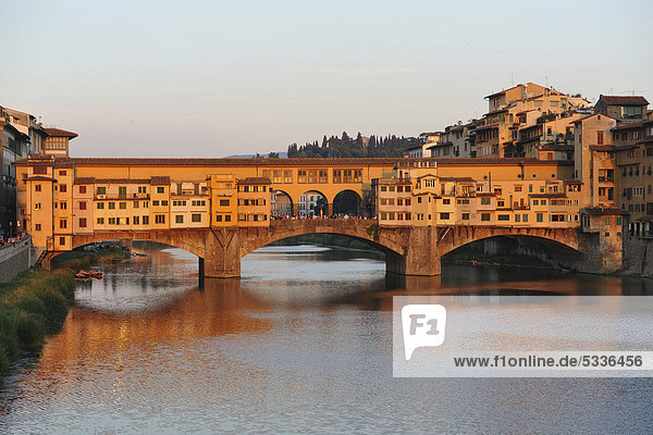 Ponte Vecchio bei Sonnenuntergang  Florenz  Toskana  Italien  Europa