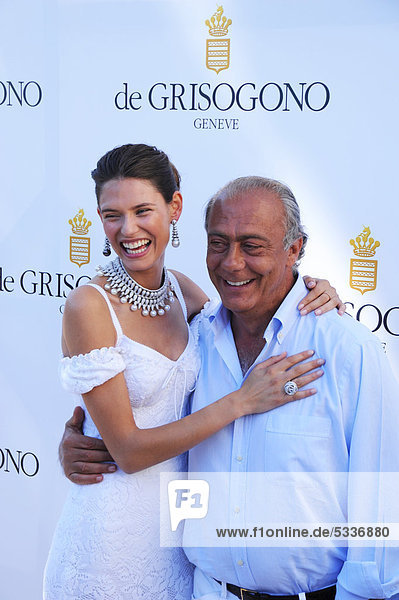 Model Bianca Balti posiert mit Fawaz Gruosi  dem Besitzer von De Grisogono  am Martinez Hotel  64. Internationale Filmfestspiele von Cannes  Frankreich  Europa