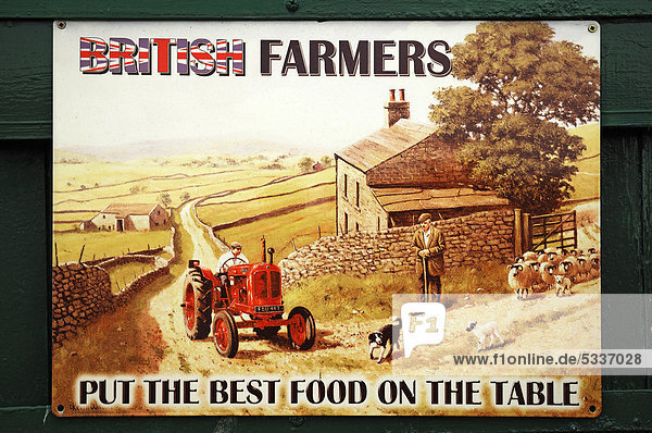 Altes englisches Werbeschild für landwirtschaftliche Produkte in den 1930er Jahren an einer Holzwand im Hafen von Exeter, Devon, England, Großbritannien, Europa