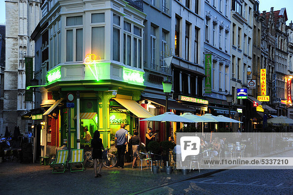 Oude Koornmarkt  Cafes  Restaurants in der Altstadt  Innenstadt  Antwerpen oder Anvers  Flandern  Belgien  Benelux  Europa