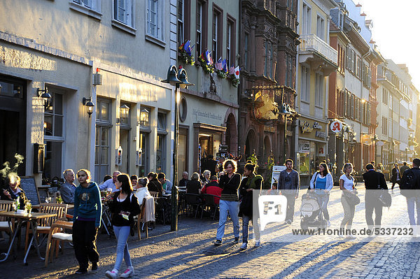 Touristen in der Hauptstraße  Altstadt  Heidelberg  Neckartal  Baden-Württemberg  Deutschland  Europa