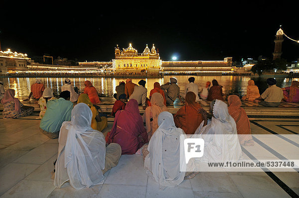 Betende Sikhs vor Sikh-Heiligtum Goldener Tempel im Amrit Sagar  Nektarsee  Amritsar  Punjab  Nordindien  Indien  Asien