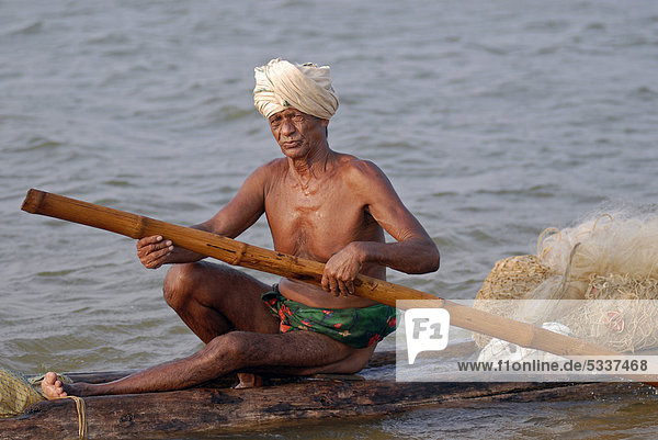 Fischer auf Einbaum  Poovar  Malabarküste  Kerala  Südindien  Indien  Asien