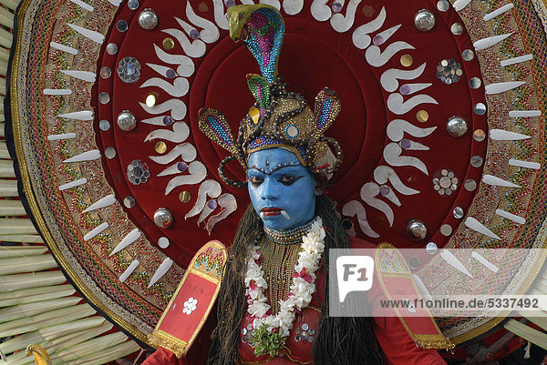 Mann als Nilakantha oder Gott Shiva verkleidet  Varkala  Kerala  Südindien  Indien  Asien