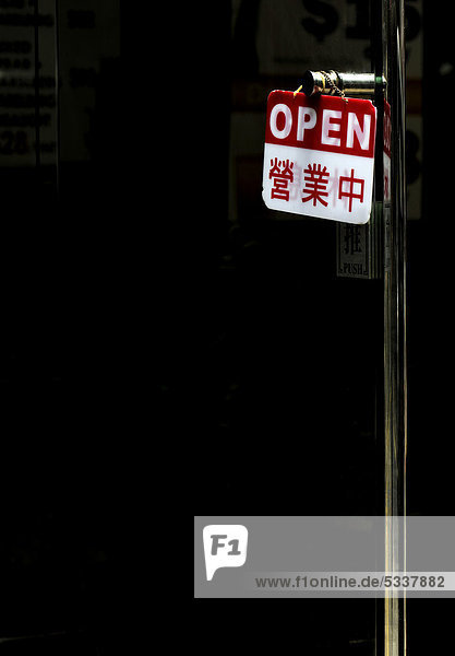 Tür mit Schild open  Hongkong  China  Asien
