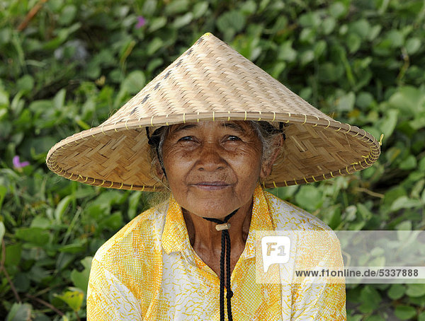 Indonesische Frau mit traditionellem Strohhut  Tegalalang  Bali  Indonesien  Südostasien