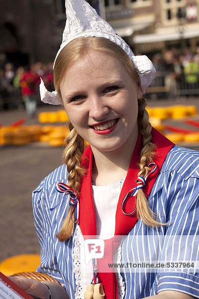 Trachtenfrau Antje auf dem Käsemarkt in Alkmaar  Nordholland  Niederlande  Europa
