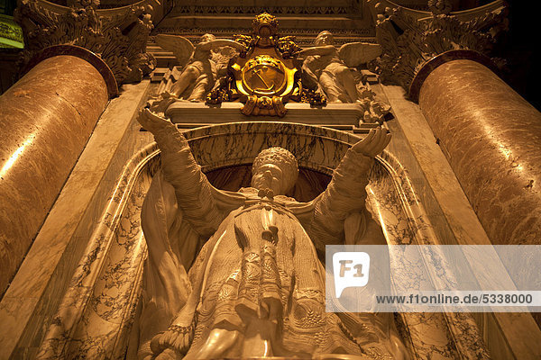 Papst-Statue im Petersdom  Vatikan  Rom  Latium  Italien  Europa