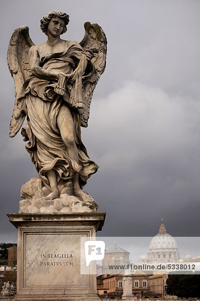 Engelsstatue mit Peitsche im Barockstil von Gian Lorenzo Bernini und seinen Schülern auf der Engelsbrücke in Rom  Italien  Europa  Rom  Italien