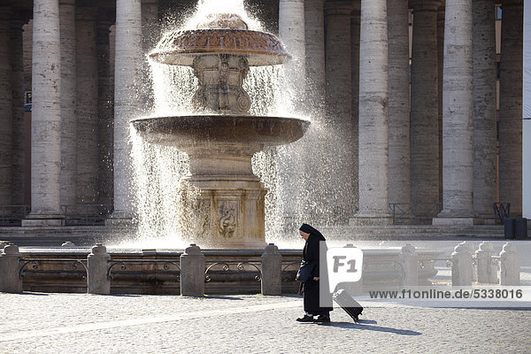 Nonne vor einem Brunnen auf dem Petersplatz in Rom  Italien  Europa