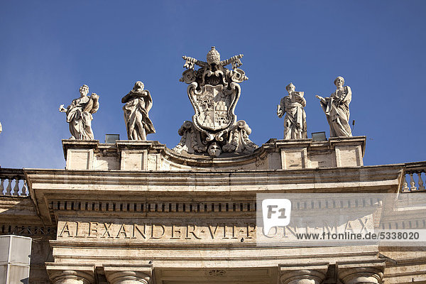 Skulpturengruppe und Inschrift am Petersdom  Rom  Italien  Europa