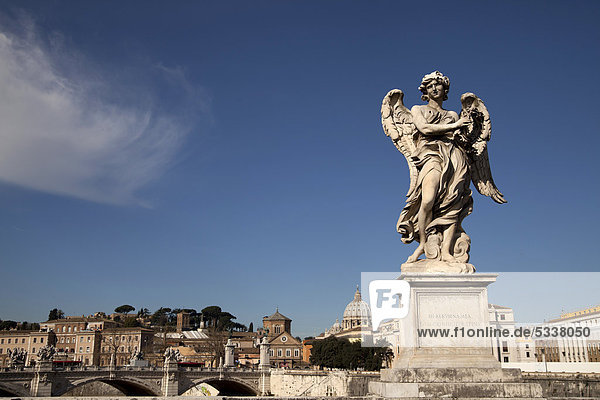Engel von Bernini auf der Engelsbrücke und Stadtansicht mit Petersdom in Rom  Latium  Italien  Europa