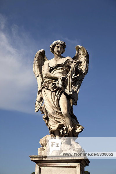 Engel von Bernini auf der Engelsbrücke in Rom  Latium  Italien  Europa