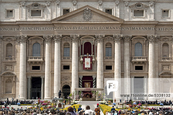 St. Peter's Basilica with Pope Benedict XVI during Easter Mass and Urbi et Orbi papal blessing  balcony Loggia delle Benedizioni  St. Peter's Square  Piazza San Pietro  Vatican  Rome  Lazio  Italy  Europe