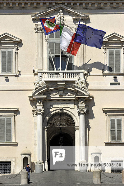Eingangsportal von Maderno und Loggia delle Benedizioni mit Flaggen des Staatspräsidenten  Italien und der EU am Quirinalspalast  Palazzo del Quirinale  Piazza del Quirinale  Rom  Latium  Italien  Europa