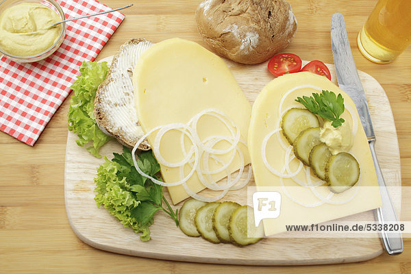 Kölner Spezialität Halver Hahn, Roggenbrötchen mit mittelaltem Gouda ...