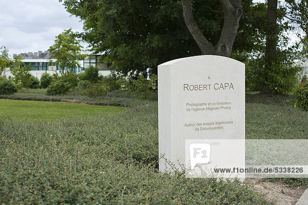 Robert Capa Gedenkstein am Memorial des Reporters 2006 eröffnete Gedenkstätte für gefallene Journalisten und Fotografen bei der Ausübung ihres Berufes Bayeux Calvados Normandie Frankreich Europa