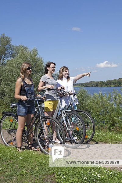 Radfahrerinnen am Gartower See  Naturpark Elbufer-Drawehn  Niedersachsen  Deutschland  Europa  ÖffentlicherGrund