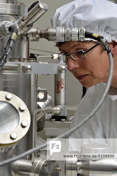 Wissenschaftlerin an einem Auger-Elektronenspektrometer