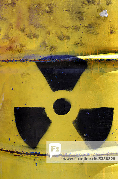 Radioaktivitätszeichen auf Tonne