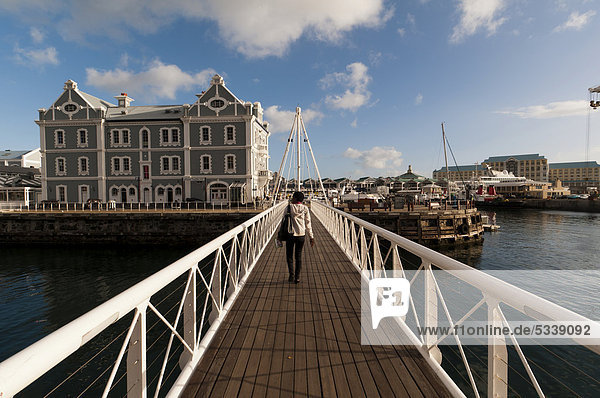 Footbridge  V & A Waterfront  Victoria & Alfred Waterfront  with the African Trading Port building  Cape Town  South Africa  Africa