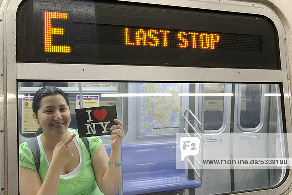 Latino Frau hält eine I Love New York-Postkarte  last stop  letzter Halt  U-Bahn  New York City  New York  USA