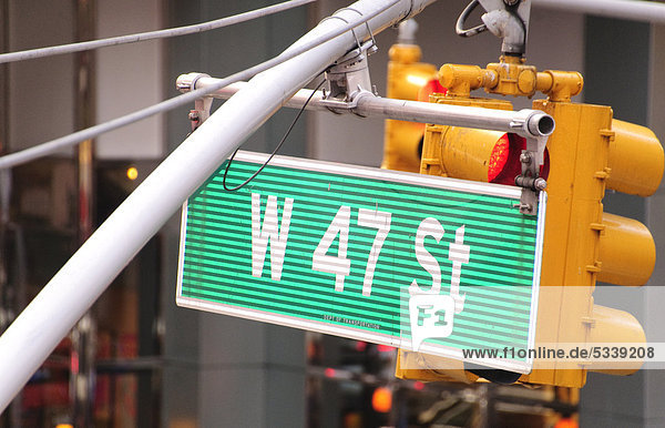 47th Street  Straßenschild  Ampeln  Times Square  New York City  New York  USA
