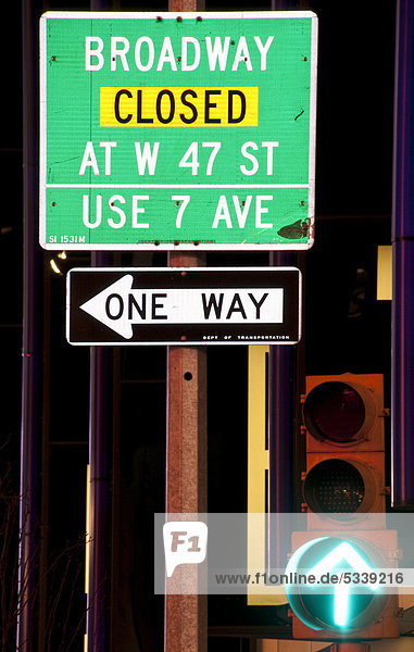 Broadway geschlossen  Einbahnstraße  Verkehrsschilder  Times Square  New York City  New York  USA