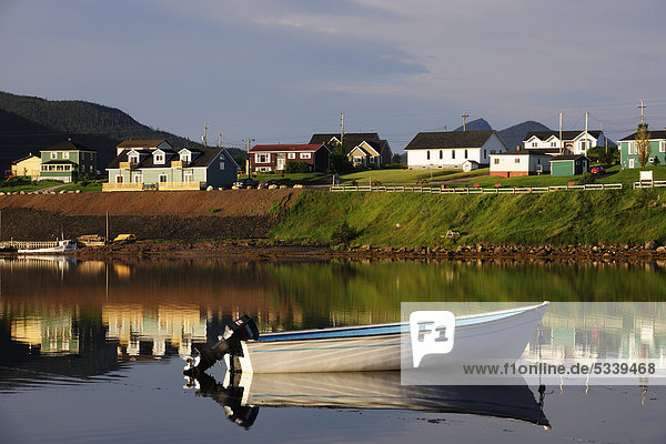 Häuser und Boote spiegeln sich im Meer  Norris Point  Newfoundland  Neufundland  Kanada