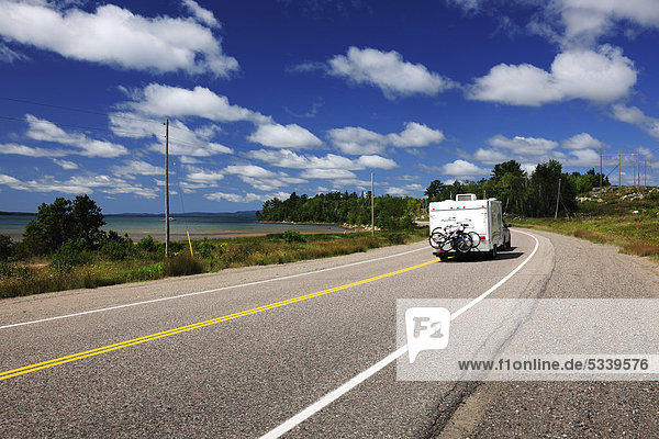 Straße entlang des Lake Superior  Ontario  Kanada