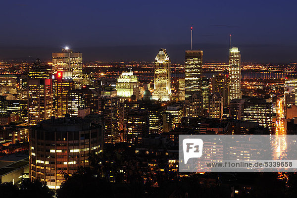 Montreal bei Nacht  Blick vom Mont Royal  Quebec  Kanada