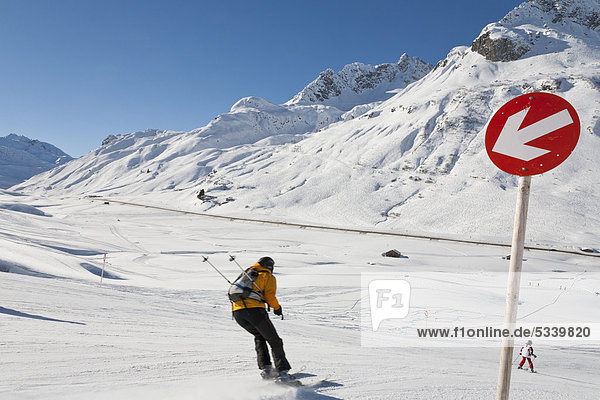 Schifahrer  Skipiste  Zürs am Arlberg  Vorarlberg  Österreich  Europa
