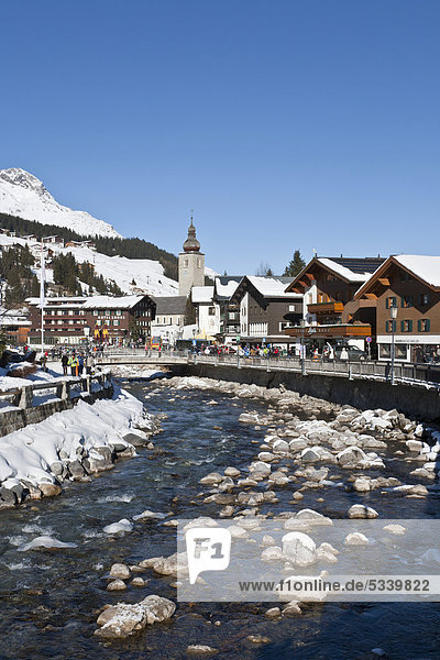 Geschäfte und Hotels in der Ortsmitte  Fluss Lech  Lech am Arlberg  Vorarlberg  Österreich  Europa