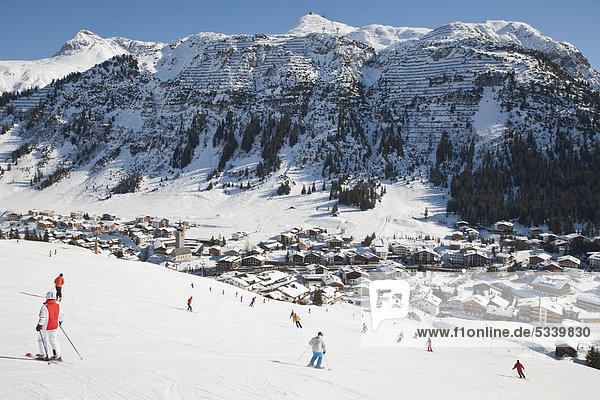 Skiers on a ski slope  Lech am Arlberg  Vorarlberg  Austria  Europe