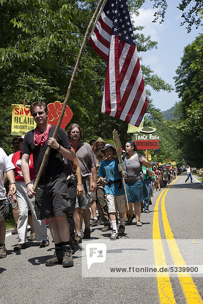 Mehr als tausend Menschen marschieren auf den Blair Mountain hinauf um gegen die Kohleförderung im Tagebau zu protestieren  Blair  West Virginia  USA