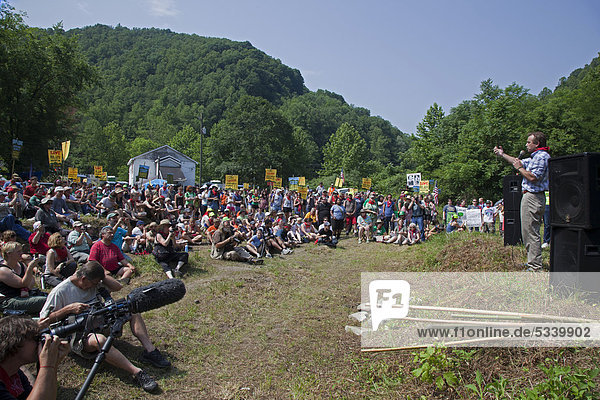 Robert F. Kennedy Jr. spricht bei einer Kundgebung gegen die Kohleförderung im Tagebau  Blair  West Virginia  USA