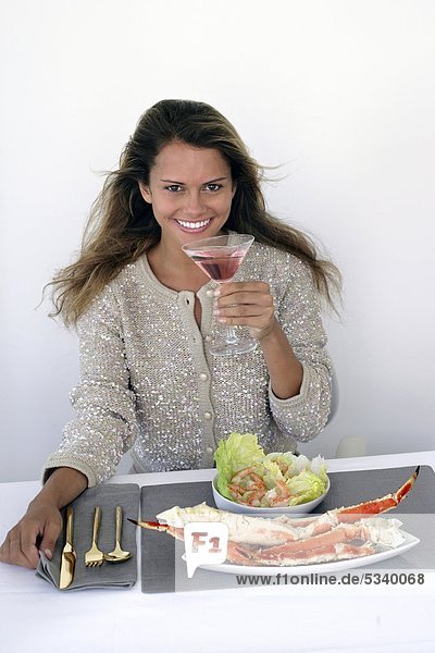 junge Frau junge Frauen Speisefisch und Meeresfrucht essen essend isst