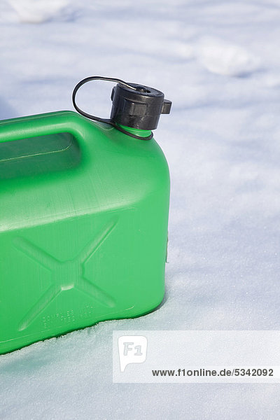 Grüner Benzinkanister im Schnee  Winter  Energieverbrauch