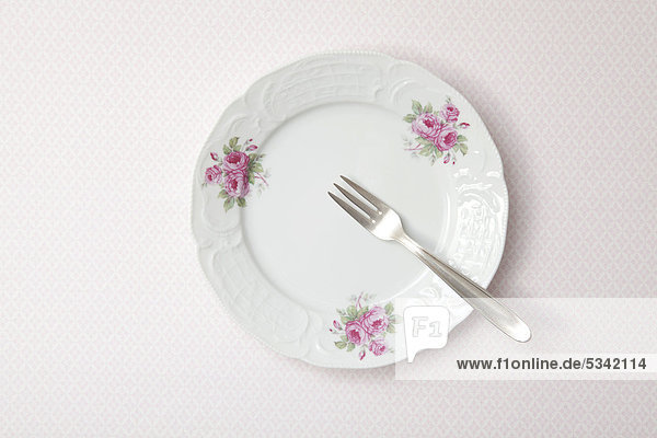 Cake plate with a floral decoration  cake fork