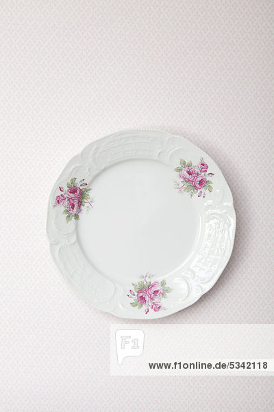 Cake plate with a floral decoration