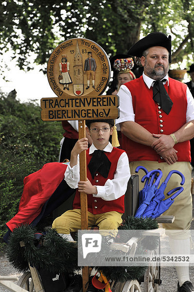 Members of the Trachtenverein Bierling e. V. costume society est. 1983  1. Internationaler Bodensee-Trachtentag traditional costume festival on 22nd May 2011  Mainau island  Lake Constance  Baden-Wuerttemberg  Germany  Europe