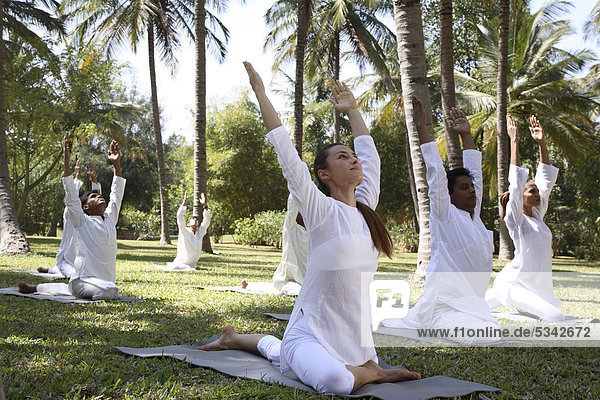 Gruppe-Yoga-Session auf dem Rasen im JAX Retreat in der Nähe von Bangalore Indien
