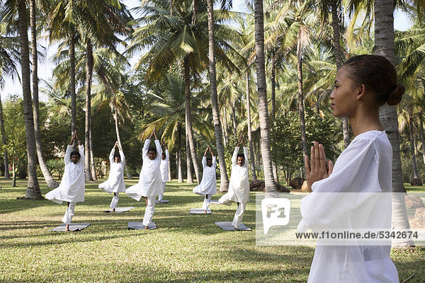 Gruppe-Yoga-Session auf dem Rasen im JAX Retreat in der Nähe von Bangalore Indien