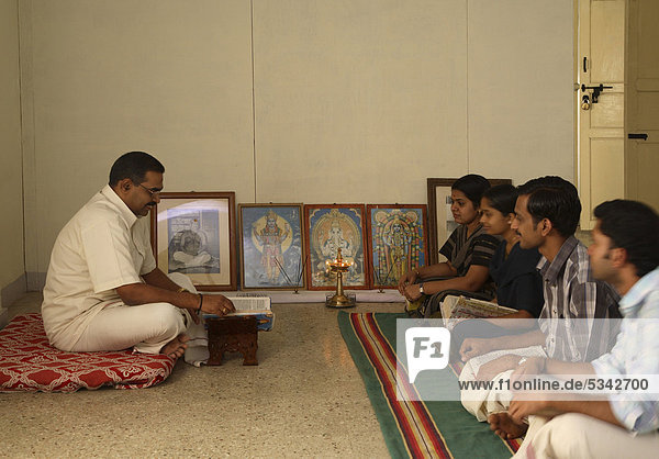Yoga-Lehrerin mit Schülern AVC Hospital Kerala Indien
