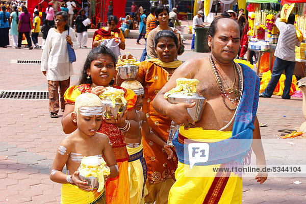Pilger-Familie bringt Milch-Opfer, hinduistisches Thaipusam Fest, Tempel Batu Caves, Kalksteinhöhlen, Kuala Lumpur, Malaysia, Südostasien, Asien